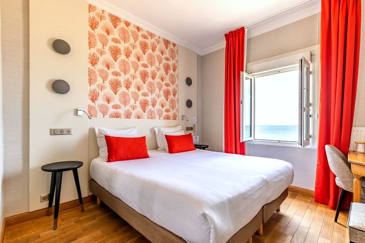 A bright double room with a sea view